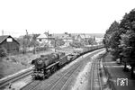 44 374 vom Bw Friedberg (Hessen) erreicht mit einem Güterzug Butzbach. (19.06.1959) <i>Foto: Helmut Röth</i>