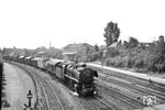 44 993 (Bw Dillenburg) fährt mit einem Güterzug durch den Bahnhof Butzbach nordwärts. (19.06.1959) <i>Foto: Helmut Röth</i>