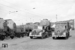 Der "Haus-Haus-Verkehr" der DB wurde maßgeblich mit 4 Behältertypen durchgeführt, den offenen PA-Behältern "Eokrt" und "Eoskrt" (im Bild rechts), dem Staub-Behälter "Efkr" (im Bild links) und dem Kugel-Behälter "Dzkr". (08.1961) <i>Foto: BD Mainz</i>