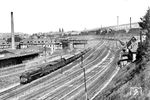 Blick auf die weitläufigen Gleisanlagen von Wuppertal-Steinbeck mit 01 034 (Bw Hamm) vor D 4 nach Köln. Die Lok ist mit Versuchswindleitblechen ausgerüstet, bei denen der obere Teil abgeschnitten wurde. Das Reiterstellwerk "R 1" in der Bildmitte war für den Zug- und Rangierdienst im westlichen Teil des Bahnhofs Steinbeck zuständig. (07.1927) <i>Foto: DLA Darmstadt (Bellingrodt)</i>