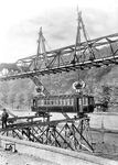 Die beiden Probewagen der Baureihe 1898 befuhren das Gerüst als erste. Sie wurden über den Eisenbahnanschluss des Elberfelder Gaswerks angeliefert und im September 1898 aufgegleist, da es nur eine 400 Meter lange Probestrecke zwischen dem Westende und dem Sonnborner Viadukt gab; Depots existierten noch nicht. Die beiden Triebwagen trugen die Betriebsnummern I und II. Am 5. Dezember 1898 wurde die erste Versuchsfahrt mit 16 km/h durchgeführt. Bis zum 4. März 1899 wurde die Probestrecke auf eine Länge von 660 Metern verlängert, so dass die Geschwindigkeit der Probefahrten auf 40 km/h erhöht werden konnte. Die Wagen waren grün lackiert und hatten goldene Zierleisten. Sie hatten auf jeder Seite nur zwei Türen, weil zeitweise auch die Zugabfertigung über Mittelbahnsteige geplant war. Sie wurden nicht im Liniendienst eingesetzt, sondern ausschließlich zu Probefahrten und Fahrgestell-Versuchsausführungen. 1920 wurden sie verschrottet.  (16.09.1898) <i>Foto: Slg. Dr. Hans-Jürgen Vorsteher</i>