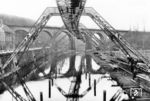 Eine besondere Schwierigkeit gab es bei der Kreuzung der Schwebebahn mit der Bergisch-Märkischen Eisenbahnlinie am Zoo, da die 1841 gebaute Eisenbahnbrücke mit drei Pfeilern in der Wupper stand.  (13.12.1900) <i>Foto: Slg. Dr. Hans-Jürgen Vorsteher</i>