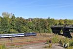 110 469 schiebt den NX-Ersatzzug DPN 61483 nach Köln Hbf vorbei an der "langen Brücke" aus dem Bahnhof Wuppertal-Vohwinkel. (05.10.2018) <i>Foto: Joachim Bügel</i>