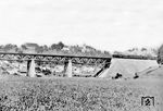 An der Bahnstrecke Treuchtlingen – Donauwörth befindet sich die 183 m lange Obere Möhrenbachbrücke. Eine 18.4 nähert sich mit einem Schnellzug aus Nürnberg der Brücke in Möhren mit dem Schloss oberhalb des Ortes. (1934) <i>Foto: RVM</i>