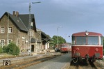 798 633 (links) begegnet 798 629 im Bahnhof Puderbach auf der Strecke Altenkirchen - Siershahn. (20.06.1978) <i>Foto: Peter Schiffer</i>