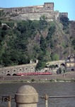 Blick vom Deutschen Eck auf den an der Festung Ehrenbreitstein vorbeiziehenden 426 001. (17.07.1978) <i>Foto: Peter Schiffer</i>