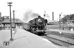 44 619 (Bw Dillenburg) rollt mit einem Güterzug durch den Bahnhof Wetzlar. (20.06.1959) <i>Foto: Helmut Röth</i>