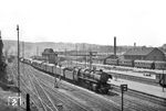 44 407 (Bw Hanau) fährt mit einem Güterzug in Marburg ein.  (20.06.1959) <i>Foto: Helmut Röth</i>