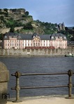 426 001 vor dem Dikasterialbau des Schlosses Philippsburg in Koblenz-Ehrenbreitstein. (17.07.1978) <i>Foto: Peter Schiffer</i>