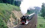 Am Donnerstag, den 30. Mai 1985, war der nächste Fahrtag in Nürnberg, bei dem 01 1100 mit D 18625 nach Amberg auf der Rampe von Etzelwang nach Neukirchen unterwegs war.  (30.05.1985) <i>Foto: Joachim Bügel</i>