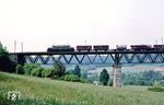 194 572 mit Dg 54132 auf der 306 m langen Brücke über die weiße Laber bei Deining. (31.05.1985) <i>Foto: Joachim Bügel</i>