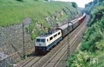 Auch im Güterzugdienst machte sich die Baureihe 111 nützlich, hier die Münchener 111 083 mit einem Sg nach Nürnberg Rbf bei Parsberg. (31.05.1985) <i>Foto: Joachim Bügel</i>