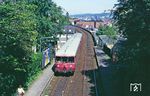 Blick vom Rotter Tunnel auf den in den Haltepunkt Wuppertal-Rott einfahrenden 815 781 und 515 630 als N 6278 auf dem Weg nach Düsseldorf. (31.05.1985) <i>Foto: Wolfgang Bügel</i>