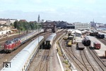 220 013 verlässt mit einem Eilzug nach Lübeck den Kieler Hauptbahnhof. (11.07.1978) <i>Foto: Peter Schiffer</i>