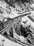 Eine Lok der BBÖ-Reihe 1100 ("Österreichisches Krokodil") schiebt einen Schnellzug am Dößener Viadukt auf der Tauern Südrampe bei Mallnitz nach. (1939) <i>Foto: RVM</i>
