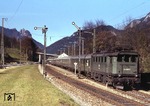 144 505 verlässt mit N 5513 (Freilassing-Berchtesgaden) den Bahnhof Bischofswiesen. (20.10.1977) <i>Foto: Peter Schiffer</i>