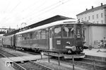 RBe 2/4 1010-Triebwagen der SBB im Bahnhof Konstanz. Auf den Strecken von La Chaux-de-Fonds nach Neuenburg und Biel-Le Locle verkehrte seit dem 28. November 1938 dieser Schnelltriebwagen. Er unterschied sich vom Roten Pfeil nicht nur in den Farben, sondern auch in seiner Kastenform und den Drehgestellen. Der Triebwagen war hellgrün gestrichen und trug die orangefarbene Aufschrift "La Flèche du Jura" (Jurapfeil). Er besorgte im Schweizer Jura den Eilzugdienst, wurde aber auch zu Sonderfahrten in der ganzen Schweiz benutzt. Im Jahre 1957 wurde der Triebwagen durch die SBB/CFF umgebaut und bekam den dunkelgrünen Anstrich mit dem SBB-Logo. Ab 1962 verkehrte er als internationaler Zug zwischen Konstanz und Kreuzlingen, mit einer Tagesleistung von 34 Km (Foto). Ab 1969 war er als sogenannter "Hafenzug" in Rorschach noch im Einsatz. Im Mai 1977 wurde er ausgemustert und die Teile als Souvenirs an die Bevölkerung versteigert. (03.06.1962) <i>Foto: Helmut Röth</i>