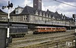Ein DB-VT 36 mit Steuerwagen VS 145 wartet im niederländischen Bahnhof Maastricht als Et 4911 nach Köln (Abfahrt um 8.56 Uhr). Er war als Et 4904 um 8.32 Uhr aus Köln eingetroffen. Auf dem Abschnitt Köln - Aachen wurde er mit einer 2. Einheit verstärkt.  (1959) <i>Foto: Robin Fell</i>