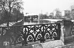 Blick von der Lutherbrücke auf eine Wittenberger 01.5, die mit D 337 auf der Spreebrücke in Berlin-Bellevue ostwärts unterwegs ist. Links im Park befindet sich das Schloss Bellevue, in dem sich heute der Amtssitz des Bundespräsidenten befindet. (02.1975) <i>Foto: Karsten Risch</i>