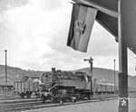 Die Zeichen des kommenden höchsten DDR-Feiertags ("Tag der Republik") sind im Bahnhof Aue unübersehbar. Die 1941 bei der Wiener Lokfabrik gebauten 86 1444 läßt dies unbeeindruckt.  (04.10.1975) <i>Foto: Karsten Risch</i>