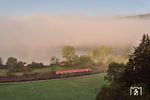 Der Herbst ist da und sorgt für zähen Nebel bei der Vorbeifahrt eines 612 als RB 3843 (Ulm Hbf - Wangen/Allgäu) am Alpsee bei Immenstadt. (04.10.2018) <i>Foto: Zeno Pillmann</i>