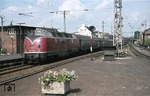 220 028-5 läuft vor dem Eilzug Hoek v.Holland - Hannover - Berlin in den Bahnhof Rheine ein. (01.09.1974) <i>Foto: Peter Schiffer</i>
