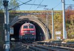 Nach dem Brand des ICE 511 (Dortmund - München) auf der ICE-Strecke Köln - Frankfurt zwischen Willroth und Montabaur waren anschließend mehrere Hilfsloks unterwegs, die die unbeschädigten Teile des Zuges abschleppen sollten. Den Anfang machte 218 812, die hier den 1130 m langen Günterscheid-Tunnel bei Windhagen verlässt. (15.10.2018) <i>Foto: Joachim Schmidt</i>