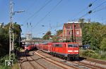 111 158 verlässt mit RE 10415 nach Dortmund den Wuppertaler Hauptbahnhof. Parallel ist 1440 319 als S 30853 nach Hagen Hbf unterwegs. (18.09.2018) <i>Foto: Zeno Pillmann</i>