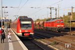 Im Bahnhof Düsseldorf-Rath begegnen sich 232 635 aus Oberhausen und 422 066, der auf der S 6 nach Essen unterwegs ist. (19.10.2018) <i>Foto: Wolfgang Bügel</i>