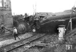 Zuglok des D 23 war 01 034 des Bw Hamm P. Die Lok entgleiste in der Einfahrweiche, fiel infolge der überhöhten Geschwindigkeit um und blieb in Höhe des Stellwerks "Bw" liegen. Sie wurde nach dem Unfall wieder aufgearbeitet und blieb bis zum 21.05.1957 in Hamm stationiert. Erst am 01.07.1964 wurde sie beim Bw Hagen-Eckesey ausgemustert. Der Lokführer wurde bei dem Unfall schwer verletzt, während der leicht verletzte Heizer sich nach dem Unfall bemühte, dass Feuer aus dem Kessel zu reißen, um eine Kesselexplosion zu vermeiden. (25.08.1929) <i>Foto: Slg. Eisenbahnstiftung</i>