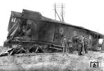 Blick auf den zerstörten französischen Gepäckwagen, der unmittelbar hinter der Zuglok des D 23 lief. (25.08.1929) <i>Foto: Slg. Eisenbahnstiftung</i>