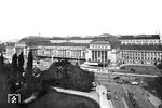 Die 298 m lange Außenfassade des Leipziger Hauptbahnhofs, die Richtung Innenstadt zeigt.  (1934) <i>Foto: RVM</i>