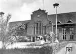 Mediterranes Flair an dem zwischen 1923 und 1927 neu erbauten Empfangsgebäude von Liegnitz Hbf in Niederschlesien.  (1930) <i>Foto: RVM</i>