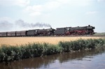 Eher ungewöhnlich war die Bespannung eines Erzzuges mit zwei Loks der Baureihe 41, wie hier mit 042 241 + 042 347 bei Oldersum. (21.08.1974) <i>Foto: Peter Schiffer</i>