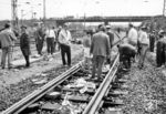 Die Entgleisung des D 47 "Konsul" im Bahnhof Celle sowie weitere Vorfälle führten Anfang der 1970er Jahre zu einer heftigen Diskussion über die Sicherheit bei der DB, die nach Presseberichten vermeintlich den "Tod ihrer Reisenden durch überhöhte Geschwindigkeiten" billigend in Kauf nahm. Als Beweis wurden hierzu u.a. die Unfälle in Alfeld/Leine am 8. Juni 1970: Entgleisung D 588 (1 Toter, 81 Verletzte), Aitrang am 09.02.1971: Entgleisung TEE Bavaria (28 Tote, 42 Verletzte), Rheinweiler am 21. Juli 1971: Entgleisung D 370 (25 Tote, 121 Verletze) angeführt. Im Fokus standen die neuen "Super-Loks" (der Baureihe 103), die "auf den Trassen des 19. Jahrhunderts dahinrasten, wobei Lokführter mit Lok und Geschwindigkeit überfordert seien". Vergessen wurde wie immer, dass mehr als 90 % der Verkehrstoten im Straßenverkehr zu beklagen waren, im Jahre 1970 übrigens die erschreckende Zahl von 19193 (im Vergleich hierzu 2018: 3177 Tote).  (05.06.1970) <i>Foto: Slg. Erich Preuß</i>
