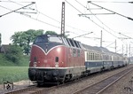 V 200 083 führt den "Rheingoldzug" bei Oberhausen-Sterkrade, bestehend aus Av4üm-62, WR4üm-62, zwei Av4üm-62, Ap4üm-62 und Av4üm-62. (05.1966) <i>Foto: H.D.Kremer</i>