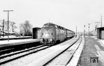 Im winterlichen Bahnhof Celle trifft die zum Bestand des Bw Hamburg-Altona gehörende V 200 050 mit einem Schnellzug ein. (02.1961) <i>Foto: Robin Fell</i>