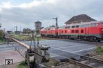 218 385 und 218 321 fahren mit IC 2311 "Nordfriesland" (Westerland - Stuttgart) in Niebüll ein. (24.10.2018) <i>Foto: Joachim Schmidt</i>