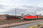 Während 50 3552 in Darmstadt-Kranichstein an den Stiftungssonderzug rollt, fährt 152 166 mit einem Güterzug vorbei. (27.10.2018) <i>Foto: Joachim Bügel</i>