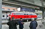 Zur Überraschung der Sonderzugfahrgäste überholte dann noch 218 837 von DB-Fernverkehr den Sonderzug in Weinheim/Bergstarße, die zuletzt beim ICE-Brand auf der NBS Köln-Rhein/Main mit dem Hilfszug tätig war (vgl. Bild-Nr. 54838). (27.10.2018) <i>Foto: Joachim Bügel</i>