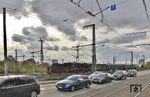 In Mannheim wurde von der Rhein-Haardtbahn wieder in den Dampfsonderzug umgestiegen, dessen Leergarnitur soeben in den Hauptbahnhof einfährt. (27.10.2018) <i>Foto: Joachim Bügel</i>