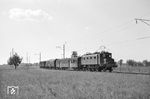 SBB Ae 3/6 10607 mit einem Personenzug im schweizer/deutschen Grenzgebiet bei Kreuzlingen. (04.06.1962) <i>Foto: Helmut Röth</i>