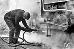 Reinigungsarbeiten am Triebwerk der 99 0241 in Wernigerode. (04.1981) <i>Foto: Karsten Risch</i>