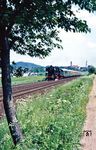 Auf dem Streckenast Amberg - Nürnberg verkehrte am gleichen Tag 50 622, die sich hier auf der Rückfahrt nach Nürnberg mit D 18618 bei Sulzbach-Rosenberg befindet. (01.06.1985) <i>Foto: Joachim Bügel</i>