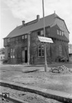 Dienstgebäude am Bahnhof Niederlahnstein. (1957) <i>Foto: Slg. Eisenbahnstiftung</i>
