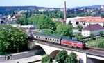 218 225 mit E 3678 auf der Mainbrücke in Bayreuth.  (02.06.1985) <i>Foto: Joachim Bügel</i>