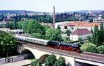 01 1066 verlässt mit Sonderzug D 26878 den Bayreuther Hauptbahnhof. Das Bild entstand von der Dachterrasse eines Bürogebäudes aus. (02.06.1985) <i>Foto: Joachim Bügel</i>