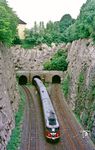 613 606/620 fährt in den Rauenthaler Tunnel nach Wuppertal-Oberbarmen ein. Die Tunnelröhre rechts führt nach Wuppertal-Langerfeld. (06.06.1985) <i>Foto: Wolfgang Bügel</i>