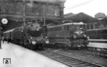 SNCF 141 TC 42 und BB 16520 warten im Bahnhof Paris-Nord auf Ausfahrt. (18.05.1959) <i>Foto: A.E. Durrant</i>
