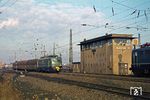 Eine der beiden mit automatischer Kupplung (AK) ausgerüsteten 140er (140 776 vom Oberhausen-Osterfeld Süd) verlässt mit einem Ganzzug den Bahnhof Bochum-Riemke. Rechts fährt eine weitere 140 ins Bild.  (10.12.1976) <i>Foto: Wolfgang Bügel</i>